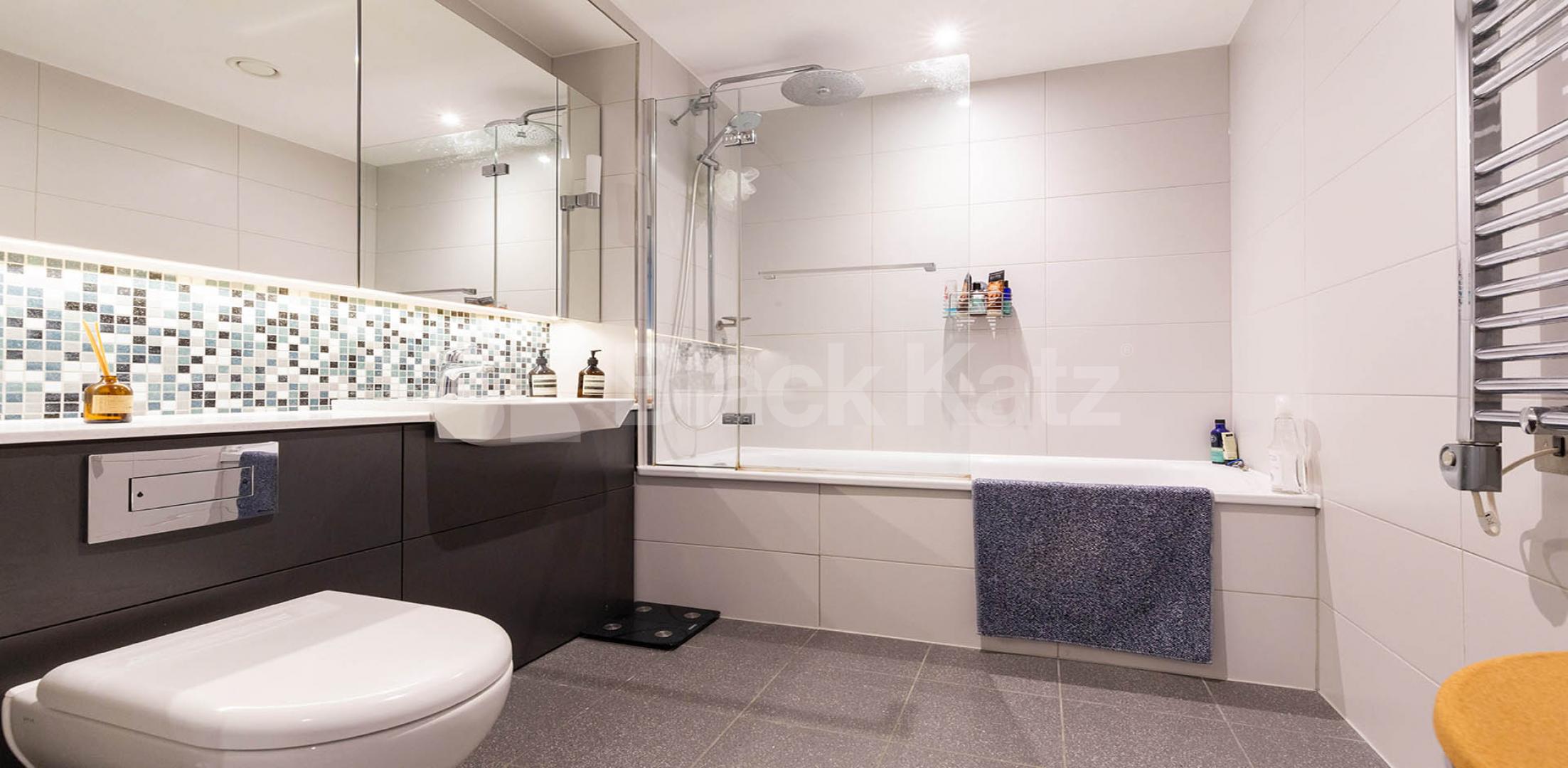 Luxury 2 bed two bath with balcony in a private modern development in Camden.  Cliff Villas, Camden 